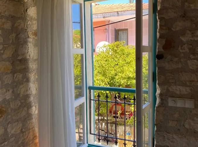 Oezel Tasarimli Tarihi Tas Ev بيت للعطل Çeşme