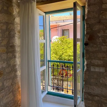 Oezel Tasarimli Tarihi Tas Ev Ferienhaus Çeşme