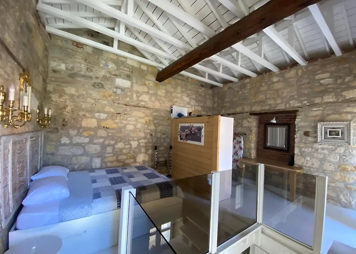 Nyaraló Oezel Tasarimli Tarihi Tas Ev